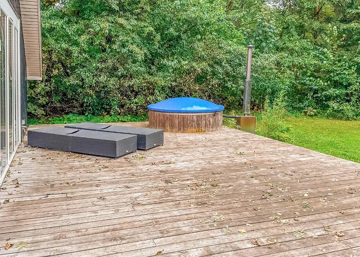 4 Bedroom Beautiful In Σπίτι διακοπών *